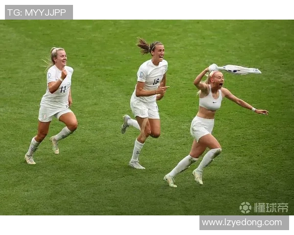 足球明星乘坐大巴的精彩瞬间合集视频分享